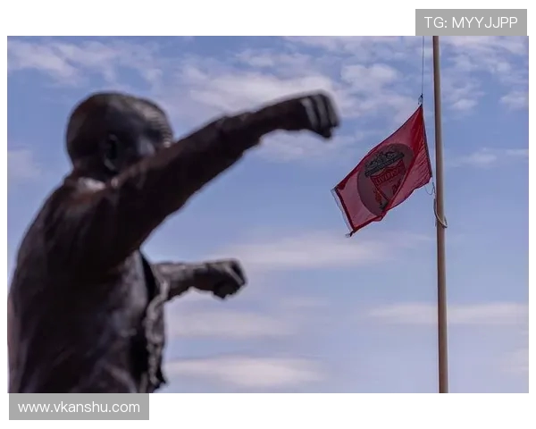 安菲尔德深情时刻第20分钟红军球迷高举横幅致敬若塔